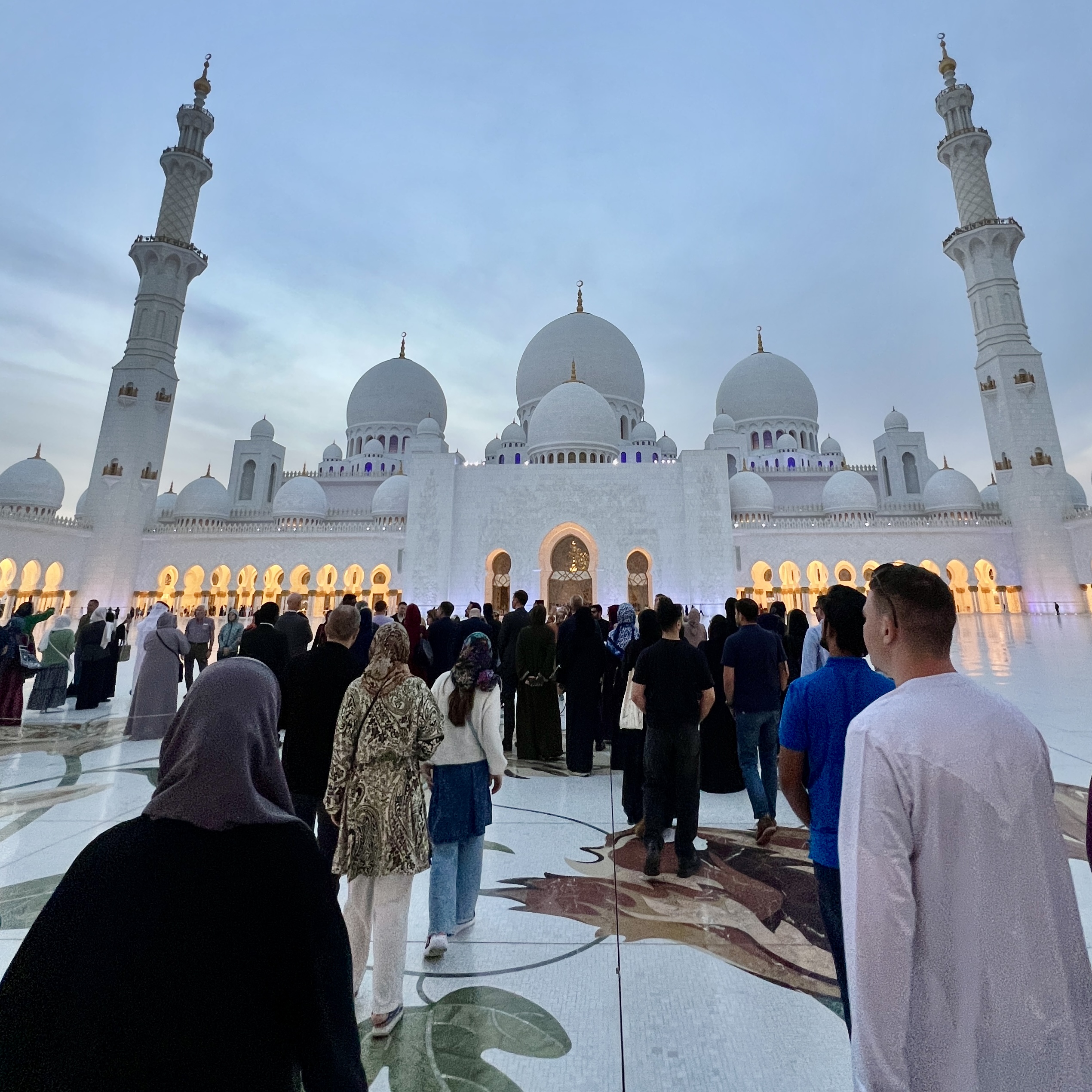 <h2 data-start="243" data-end="333" style="font-size: 2rem; color: rgb(87, 87, 87); white-space-collapse: preserve-breaks;"><span style="font-size: 16px;"><span style="font-weight: 600;"><font style="vertical-align: inherit;"><font style="vertical-align: inherit;">🌟 Экскурсия в Абу-Даби на целый день – роскошь Востока и магия Голливуда в одном туре!</font></font></span></span></h2><p><span style="color: rgb(87, 87, 87); white-space-collapse: preserve-breaks;">
</span></p><p data-start="335" data-end="563" style="margin-bottom: 0.5rem; color: rgb(87, 87, 87); white-space-collapse: preserve-breaks;"><font style="vertical-align: inherit;"><font style="vertical-align: inherit;"><font style="vertical-align: inherit;">Откройте для себя Абу-Даби — столицу ОАЭ, где великолепие арабской архитектуры сочетается с ультрасовременным искусством и атмосферой Голливуда! Вас ждет насыщенный день, полные открытий, фотогеничных локаций и восточного шарма.</font></font></font></p><p><span style="font-size: 16px; color: rgb(87, 87, 87); white-space-collapse: preserve-breaks;"><font style="vertical-align: inherit;"><font style="vertical-align: inherit;">📌Программа экскурсий:</font></font></span></p><p><span style="font-size: 16px; color: rgb(87, 87, 87); white-space-collapse: preserve-breaks;"><font style="vertical-align: inherit;"><font style="vertical-align: inherit;"><br></font></font></span></p><p><span style="font-weight: bolder; color: rgb(87, 87, 87); white-space-collapse: preserve-breaks;"><font style="vertical-align: inherit;"><font style="vertical-align: inherit;">1️⃣ Лувр Абу-Даби — внутри 1,5 часа</font></font></span></p><p data-start="599" data-end="885" style="margin-bottom: 0.5rem; color: rgb(87, 87, 87); white-space-collapse: preserve-breaks;"><font style="vertical-align: inherit;"><font style="vertical-align: inherit;"><font style="vertical-align: inherit;">Один из самых впечатляющих музеев мира, построенных в стране Франции. Здесь под крышей, словно парящие в воздухе, собраны шедевры искусства всего света — от древних цивилизаций до современности. Само здание уже произведение искусства!</font></font></font></p><p><span style="color: rgb(87, 87, 87); white-space-collapse: preserve-breaks;">
</span></p><p data-start="887" data-end="1167" style="margin-bottom: 0.5rem; color: rgb(87, 87, 87); white-space-collapse: preserve-breaks;"><span data-start="887" data-end="924" style="font-weight: bolder;"><font style="vertical-align: inherit;"><font style="vertical-align: inherit;">2️⃣ Мечеть Шейха Заида —&nbsp; </font></font></span><span style="font-weight: bolder;"><font style="vertical-align: inherit;"><font style="vertical-align: inherit;">в течение </font></font></span><font style="vertical-align: inherit;"><span data-start="887" data-end="924" style="font-weight: bolder;"><font style="vertical-align: inherit;"><font style="vertical-align: inherit;">&nbsp;1,5 часов.</font></font></span></font><span style="font-weight: bolder;">&nbsp;</span><span data-start="887" data-end="924" style="font-weight: bolder;"><font style="vertical-align: inherit;"></font></span></p><p data-start="887" data-end="1167" style="margin-bottom: 0.5rem; color: rgb(87, 87, 87); white-space-collapse: preserve-breaks;"><font style="vertical-align: inherit;"><font style="vertical-align: inherit;"><font style="vertical-align: inherit;">
Одно из самых красивых мечетей мира — сверкающее мрамором чудо с 82 куполами, королевскими часами и самым большим ковром на планете. Женщинам предоставляются бесплатные абайи для посещения. Это не просто мечеть — это символ мира и единства!</font></font></font></p><p><span style="color: rgb(87, 87, 87); white-space-collapse: preserve-breaks;">
</span></p><p data-start="1169" data-end="1424" style="margin-bottom: 0.5rem; color: rgb(87, 87, 87); white-space-collapse: preserve-breaks;"><span data-start="1169" data-end="1217" style="font-weight: bolder;"><font style="vertical-align: inherit;"><font style="vertical-align: inherit;">3️⃣ Каср Аль-Ватан (дворец шейха) — фото стоп </font></font></span><br data-start="1217" data-end="1220"><font style="vertical-align: inherit;"><font style="vertical-align: inherit;"><font style="vertical-align: inherit;">
Настоящая арабская часовая сказка! Великолепный дворец, открытый для посетителей, где вы узнаете о государственной системе ОАЭ, погрузитесь в восточную культуру и прогуляйтесь по залам, сияющим золотом и мозаикой!</font></font></font></p><p><span style="color: rgb(87, 87, 87); white-space-collapse: preserve-breaks;">
</span></p><p data-start="1426" data-end="1606" style="margin-bottom: 0.5rem; color: rgb(87, 87, 87); white-space-collapse: preserve-breaks;"><span data-start="1426" data-end="1460" style="font-weight: bolder;"><font style="vertical-align: inherit;"><font style="vertical-align: inherit;">4️⃣ Emirates Palace — фото остановки </font></font></span><br data-start="1460" data-end="1463"><font style="vertical-align: inherit;"><font style="vertical-align: inherit;"><font style="vertical-align: inherit;">
Легендарный отель-дворец, в котором останавливаются мировые лидеры и звезды. Мы делаем остановку для фото у главного символа роскоши Эмиратова!</font></font></font></p><p><span style="color: rgb(87, 87, 87); white-space-collapse: preserve-breaks;">
</span></p><p data-start="1608" data-end="1759" style="margin-bottom: 0.5rem; color: rgb(87, 87, 87); white-space-collapse: preserve-breaks;"><span data-start="1608" data-end="1658" style="font-weight: bolder;"><font style="vertical-align: inherit;"><font style="vertical-align: inherit;">5️⃣ Кинородок из фильма «Форсаж» — фото стоп </font></font></span><br data-start="1658" data-end="1661"><font style="vertical-align: inherit;"><font style="vertical-align: inherit;"><font style="vertical-align: inherit;">
Любите скорость? Выбирайте локации, где снимались сцены одного из самых зрелищных блокбастеров мира!</font></font></font></p><p><span style="color: rgb(87, 87, 87); white-space-collapse: preserve-breaks;">
</span></p><p data-start="1761" data-end="1914" style="margin-bottom: 0.5rem; color: rgb(87, 87, 87); white-space-collapse: preserve-breaks;"><span data-start="1761" data-end="1813" style="font-weight: bolder;"><font style="vertical-align: inherit;"><font style="vertical-align: inherit;">6️⃣ Пейзажи из фильма «Безумный Макс» — фото стоп </font></font></span><br data-start="1813" data-end="1816"><font style="vertical-align: inherit;"><font style="vertical-align: inherit;"><font style="vertical-align: inherit;">
Погрузитесь в атмосферу постапокалиптического драйва — пустынные просторы, которые живут в кино.</font></font></font></p><p><span style="color: rgb(87, 87, 87); white-space-collapse: preserve-breaks;">
</span></p><p data-start="1916" data-end="2117" style="margin-bottom: 0.5rem; color: rgb(87, 87, 87); white-space-collapse: preserve-breaks;"><span data-start="1916" data-end="1955" style="font-weight: bolder;"><font style="vertical-align: inherit;"><font style="vertical-align: inherit;">7️⃣ Рынок фиников — свободное время </font></font></span><br data-start="1955" data-end="1958"><font style="vertical-align: inherit;"><font style="vertical-align: inherit;"><font style="vertical-align: inherit;">
Восточные сладости, ароматные специи и знаменитые финики — здесь можно не только попробовать, но и приобрести дары Востока домой. Отличное место для сувениров!</font></font></font></p><p><span style="color: rgb(87, 87, 87); white-space-collapse: preserve-breaks;">
</span></p><p><span style="font-size: 16px; color: rgb(87, 87, 87); white-space-collapse: preserve-breaks;"><font style="vertical-align: inherit;"><font style="vertical-align: inherit;">ℹ️Важная информация:</font></font></span></p><p><span style="color: rgb(87, 87, 87); white-space-collapse: preserve-breaks;">
</span></p><p data-start="2151" data-end="2504" style="margin-bottom: 0.5rem; color: rgb(87, 87, 87); white-space-collapse: preserve-breaks;"><font style="vertical-align: inherit;"><font style="vertical-align: inherit;"><font style="vertical-align: inherit;">✅ </font></font></font><span data-start="2153" data-end="2212" style="font-weight: bolder;"><font style="vertical-align: inherit;"><font style="vertical-align: inherit;">Время выезда зависит от эмирата, в котором вы отдыхаете </font></font></span><font style="vertical-align: inherit;"><font style="vertical-align: inherit;"><font style="vertical-align: inherit;">— мы сообщаем его при бронировании. </font></font></font><br data-start="2247" data-end="2250"><font style="vertical-align: inherit;"><font style="vertical-align: inherit;"><font style="vertical-align: inherit;">
✅ </font></font></font><span data-start="2252" data-end="2314" style="font-weight: bolder;"><font style="vertical-align: inherit;"><font style="vertical-align: inherit;">Стоимость экскурсии также зависит от вашего местоположения </font></font></span><font style="vertical-align: inherit;"><font style="vertical-align: inherit;"><font style="vertical-align: inherit;">— напишите нам, и мы быстро всё рассчитаем. </font></font></font><br data-start="2358" data-end="2361"><font style="vertical-align: inherit;"><font style="vertical-align: inherit;"><font style="vertical-align: inherit;">
✅ </font></font></font><span data-start="2363" data-end="2438" style="font-weight: bolder;"><font style="vertical-align: inherit;"><font style="vertical-align: inherit;">У нас есть все лицензии, страховки и разрешения на проведение экскурсий </font></font></span><font style="vertical-align: inherit;"><font style="vertical-align: inherit;"><font style="vertical-align: inherit;">— безопасность и комфорт гарантированы. </font></font></font><br data-start="2478" data-end="2481"><font style="vertical-align: inherit;"><font style="vertical-align: inherit;"><font style="vertical-align: inherit;">
✅Условия </font></font></font><span data-start="2483" data-end="2502" style="font-weight: bolder;"><font style="vertical-align: inherit;"><font style="vertical-align: inherit;">оплаты:</font></font></span></p><p data-start="2151" data-end="2504" style="margin-bottom: 0.5rem; color: rgb(87, 87, 87); white-space-collapse: preserve-breaks;"><font style="vertical-align: inherit;"><font style="vertical-align: inherit;"><font style="vertical-align: inherit;">- до 3-х лет — </font></font></font><span data-start="2520" data-end="2533" style="font-weight: bolder;"><font style="vertical-align: inherit;"><font style="vertical-align: inherit;">бесплатно </font></font></span><font style="vertical-align: inherit;"><font style="vertical-align: inherit;"><font style="vertical-align: inherit;">,</font></font></font></p><p data-start="2151" data-end="2504" style="margin-bottom: 0.5rem; color: rgb(87, 87, 87); white-space-collapse: preserve-breaks;"><font style="vertical-align: inherit;"><font style="vertical-align: inherit;"><font style="vertical-align: inherit;">- от 3 до 10 лет — </font></font></font><span data-start="2556" data-end="2573" style="font-weight: bolder;"><font style="vertical-align: inherit;"><font style="vertical-align: inherit;">детский тариф </font></font></span><font style="vertical-align: inherit;"><font style="vertical-align: inherit;"><font style="vertical-align: inherit;">,</font></font></font></p><p data-start="2151" data-end="2504" style="margin-bottom: 0.5rem; color: rgb(87, 87, 87); white-space-collapse: preserve-breaks;"><font style="vertical-align: inherit;"><font style="vertical-align: inherit;"><font style="vertical-align: inherit;">- от 10 лет — </font></font></font><span data-start="2591" data-end="2609" style="font-weight: bolder;"><font style="vertical-align: inherit;"><font style="vertical-align: inherit;">взрослый тариф </font></font></span><font style="vertical-align: inherit;"><font style="vertical-align: inherit;"><font style="vertical-align: inherit;">.</font></font></font></p><p data-start="2151" data-end="2504" style="margin-bottom: 0.5rem; color: rgb(87, 87, 87); white-space-collapse: preserve-breaks;"><font style="vertical-align: inherit;"><font style="vertical-align: inherit;"><font style="vertical-align: inherit;"><br></font></font></font></p><p><span style="font-size: 16px; color: rgb(87, 87, 87); white-space-collapse: preserve-breaks;"><font style="vertical-align: inherit;"><font style="vertical-align: inherit;">💬 Почему стоит поехать с нами?</font></font></span><span style="color: rgb(87, 87, 87); white-space-collapse: preserve-breaks;">&nbsp;</span></p><h3 data-start="2617" data-end="2652" style="font-size: 1.75rem; color: rgb(87, 87, 87); white-space-collapse: preserve-breaks;"><span style="font-size: 13px;"><font style="vertical-align: inherit;"><font style="vertical-align: inherit;">- Комфортабельные автобусы с кондиционером.</font></font></span></h3><h3 data-start="2617" data-end="2652" style="font-size: 1.75rem; color: rgb(87, 87, 87); white-space-collapse: preserve-breaks;"><span style="font-size: 13px;"><font style="vertical-align: inherit;"><font style="vertical-align: inherit;">-&nbsp;  </font></font></span><span style="font-size: 13px;"><font style="vertical-align: inherit;"><font style="vertical-align: inherit;">Опытные русскоязычные гиды</font></font></span></h3><h3 data-start="2617" data-end="2652" style="font-size: 1.75rem; color: rgb(87, 87, 87); white-space-collapse: preserve-breaks;"><span style="font-size: 13px;"><font style="vertical-align: inherit;"><font style="vertical-align: inherit;">-&nbsp;  </font></font></span><span style="font-size: 13px;"><font style="vertical-align: inherit;"><font style="vertical-align: inherit;">Отличная сбалансированная программа: искусство, история, архитектура, кино и шопинг.</font></font></span></h3><h3 data-start="2617" data-end="2652" style="font-size: 1.75rem; color: rgb(87, 87, 87); white-space-collapse: preserve-breaks;"><span style="font-size: 13px;"><font style="vertical-align: inherit;"><font style="vertical-align: inherit;">-&nbsp;  </font></font></span><span style="font-size: 13px;"><font style="vertical-align: inherit;"><font style="vertical-align: inherit;">Яркие фото и впечатления!</font></font></span></h3><h3 data-start="2617" data-end="2652" style="font-size: 1.75rem; color: rgb(87, 87, 87); white-space-collapse: preserve-breaks;"><span style="font-size: 13px;"><font style="vertical-align: inherit;"><font style="vertical-align: inherit;">Забронируйте уникальное путешествие в сердце ОАЭ уже сегодня — количество мест ограничено!</font></font></span></h3><h3 data-start="2617" data-end="2652" style="font-size: 1.75rem; color: rgb(87, 87, 87); white-space-collapse: preserve-breaks;"><span style="font-size: 13px;"><font style="vertical-align: inherit;"><font style="vertical-align: inherit;">📲 Напишите нам в мессенджер или оставьте заявку на сайте.</font></font></span></h3>
